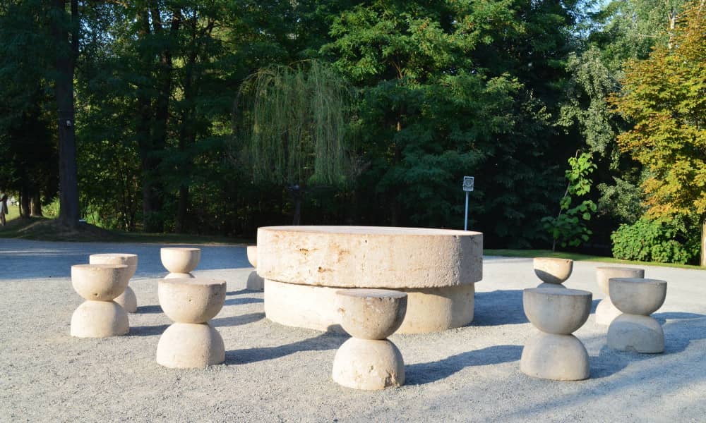 La mesa del silencio, escultura de Brancusi, ubicada en Targu Jiu, Rumania