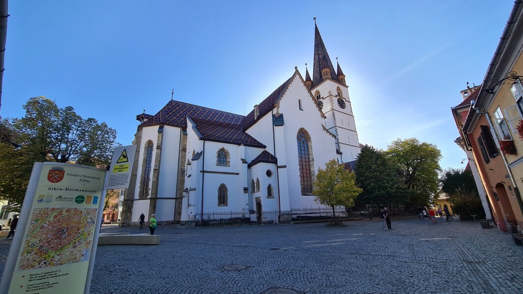 foto exterior catedral luterana de Sibiu
